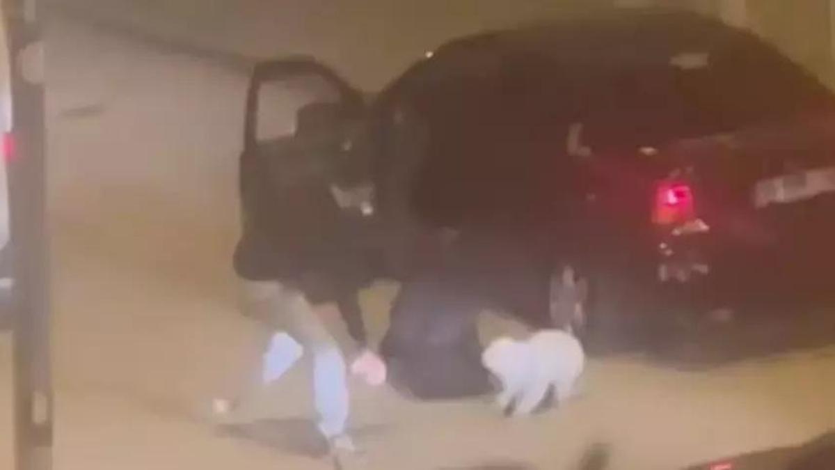 Ankara'da dehşet anları! Otomobille kaçırılmak istenen kadını mahalleli kurtardı