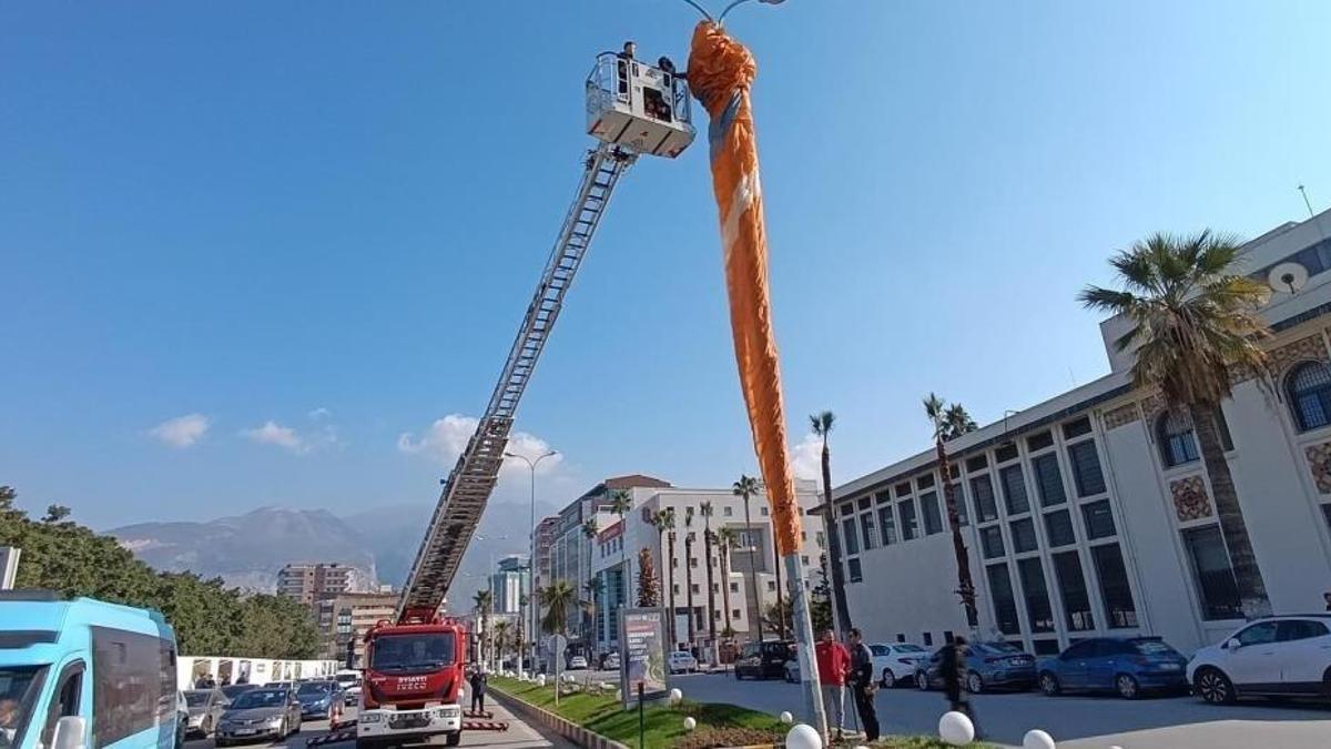 Paraşütçünün gökyüzü sefası aydınlatma direğine takıldı