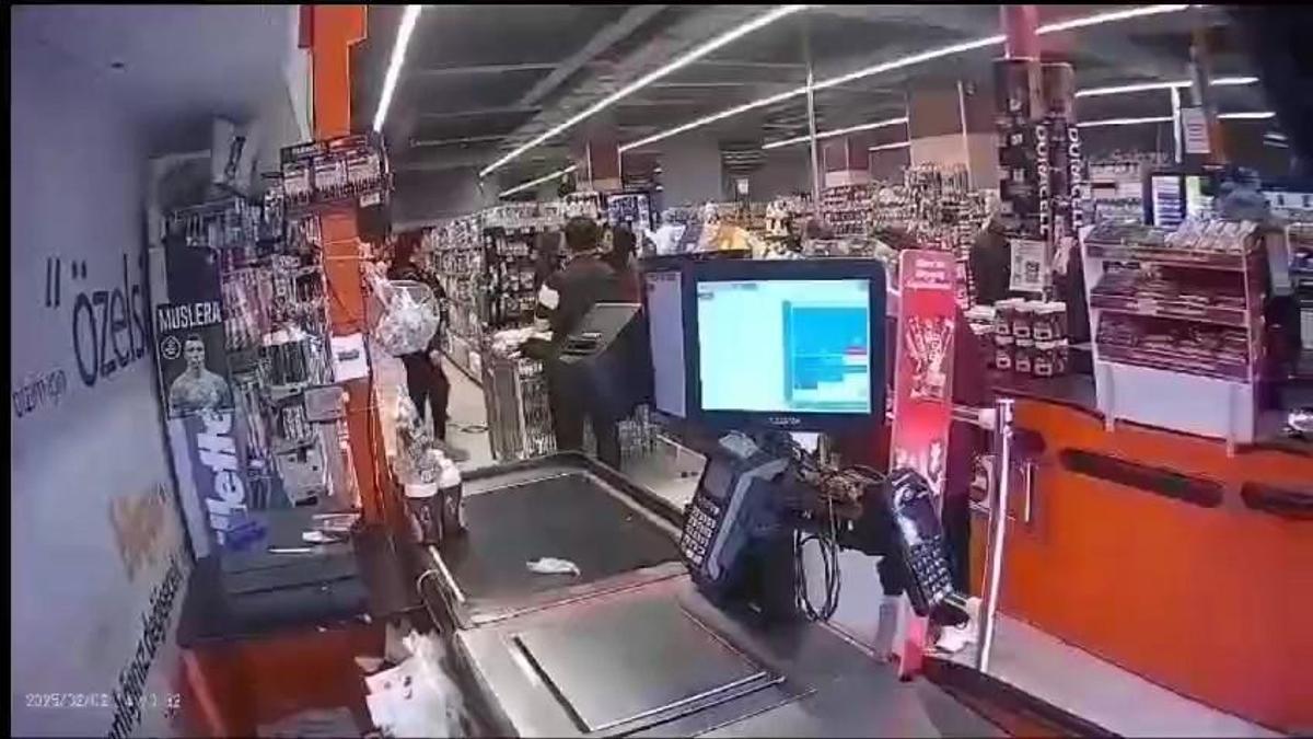 Esenyurt'ta işten çıkarılan market çalışanı sinir krizi geçirdi! Rafları yere indirdi