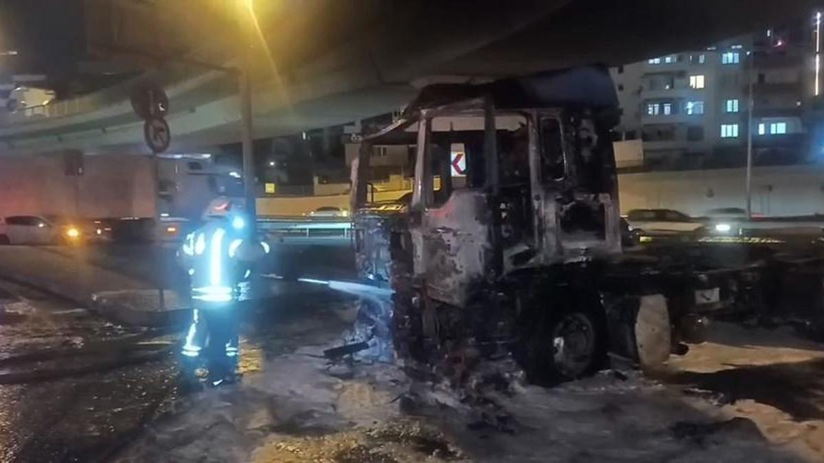 İstanbul - Beylikdüzü’nde seyir halindeki TIR tamamen yandı, sürücü son anda kurtuldu