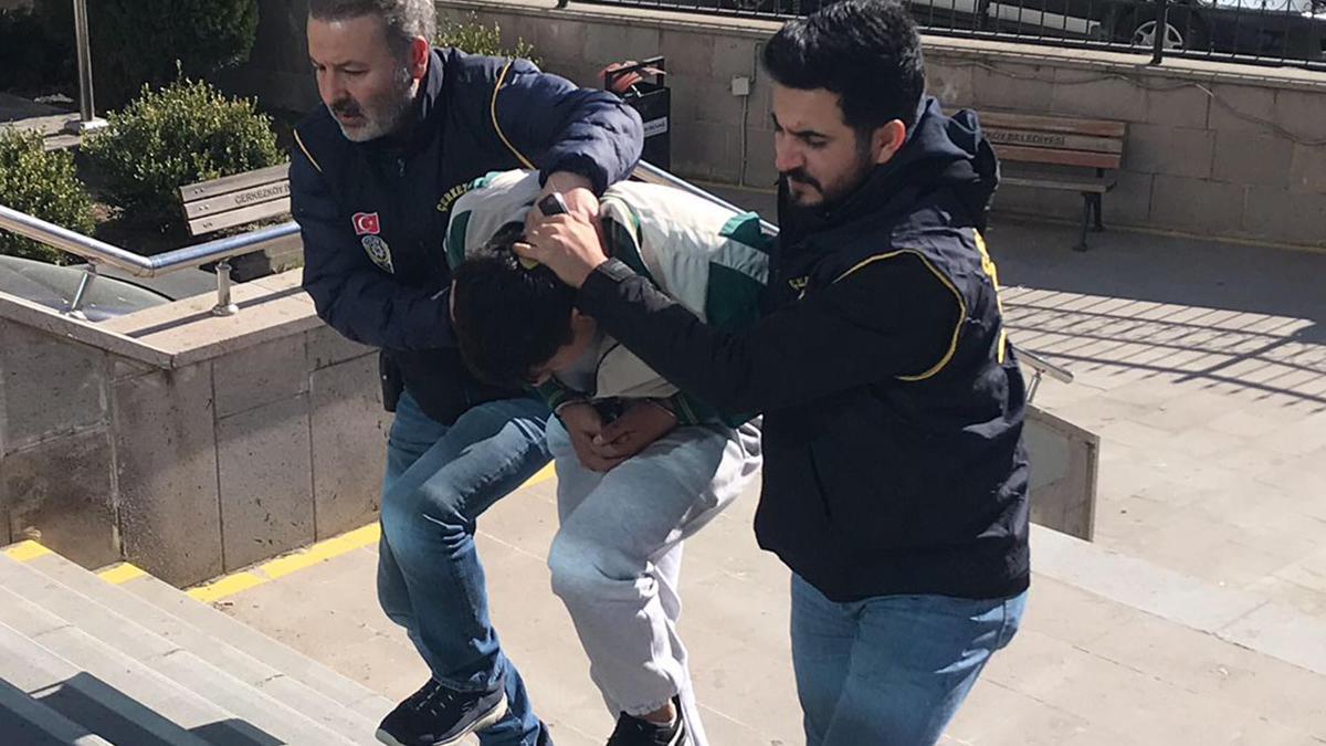 Villadan hırsızlık şüphelileri 120 saatlik kamera görüntüleri incelenerek yakalandı