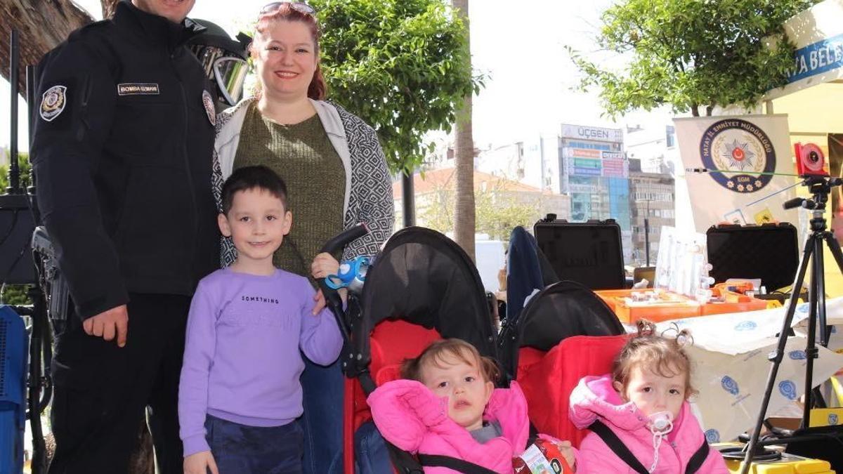 Depremde ölen polis memuru, eşi ve çocukları dualarla anıldı