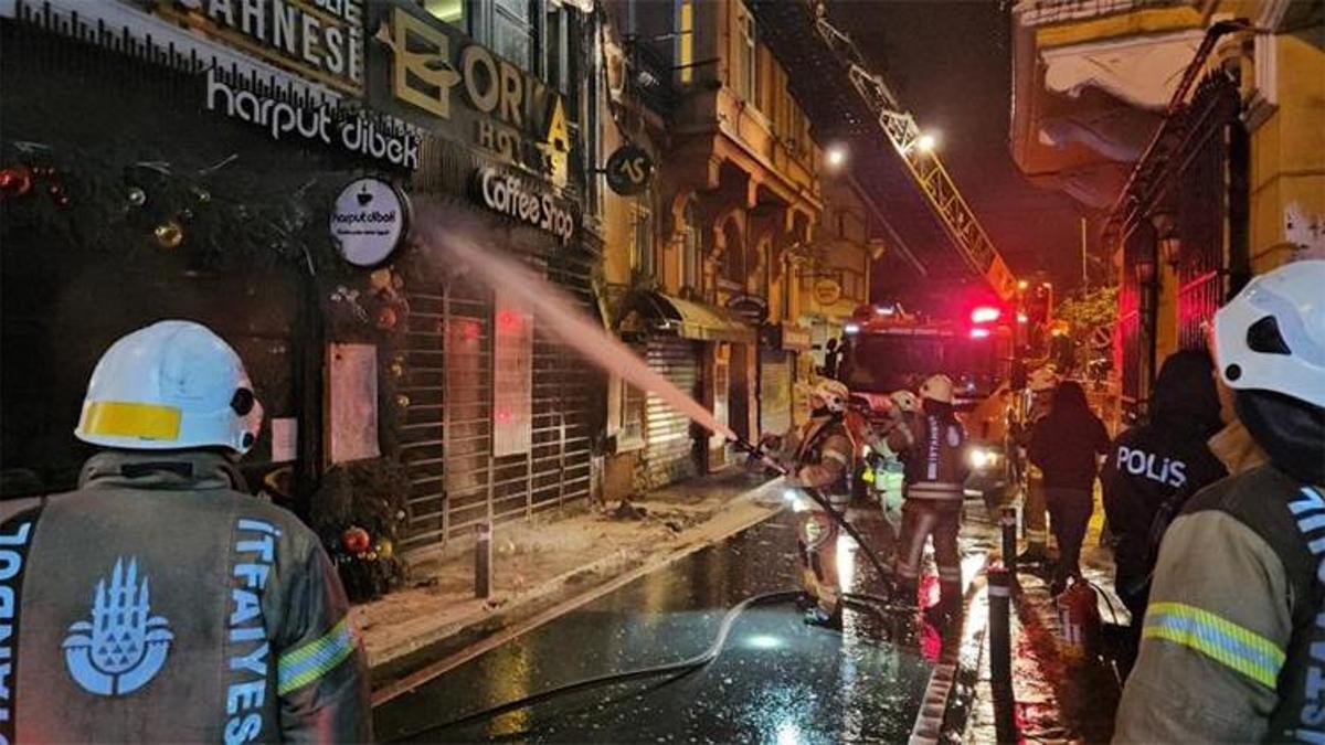 Beyoğlu'nda otel yangını! Giriş katta başladı, dış cepheye sıçradı