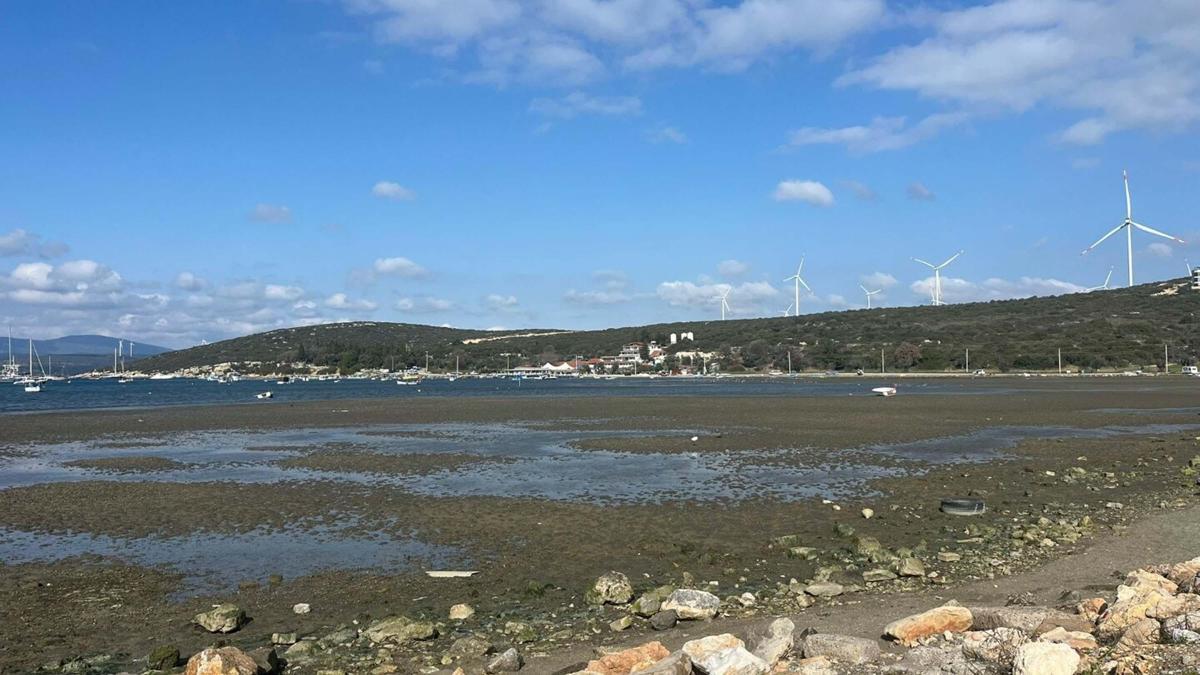 İzmir'de deniz çekilmesi devam ediyor