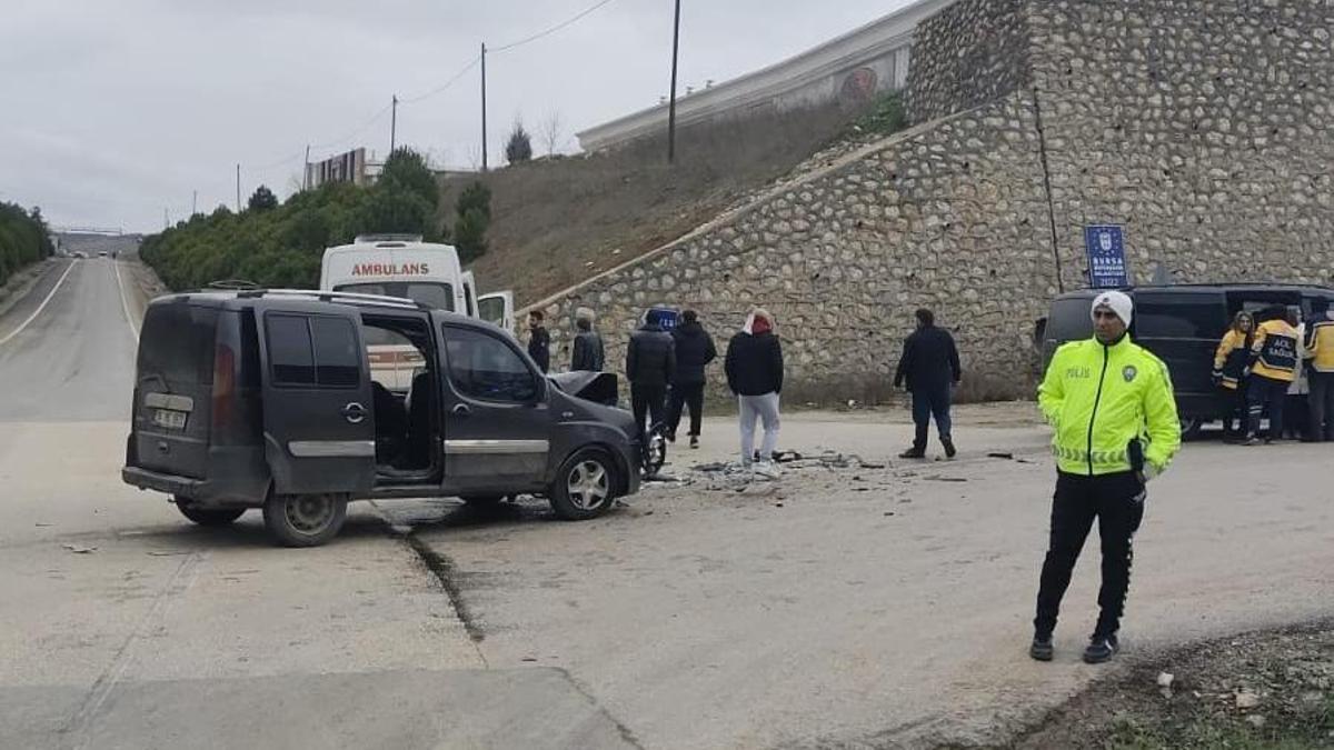 Minibüsle hafif ticari araç çarpıştı; 3’ü çocuk, 6 yaralı