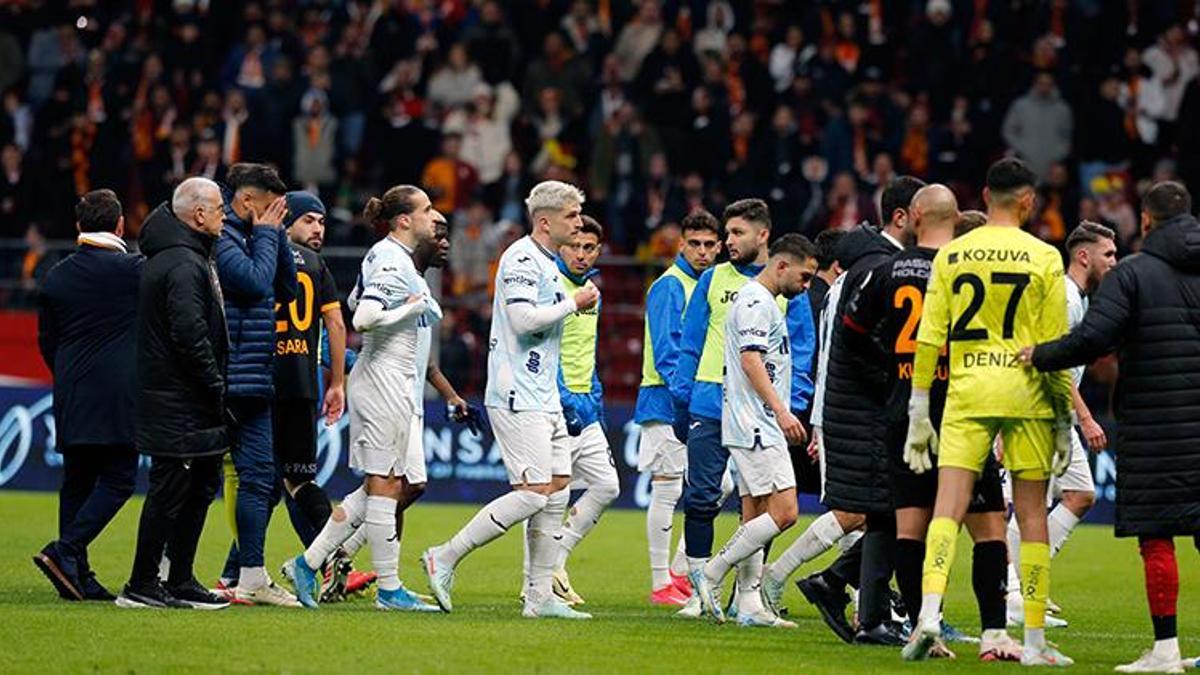 Galatasaray'dan 'adli merciler' açıklaması! Galatasaray, Adana Demirspor'un sahadan çekilmesiyle ilgili sürecin 'aydınlatılması' için adli mercilere başvurduğunu duyurdu