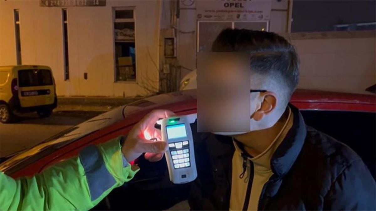 Alkollü taksi sürücüsüne trafik polisinden 'ehliyet' şakası! Sınırda kaldı, derin bir 'oh' çekti
