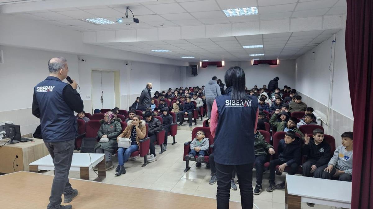 Öğrencilere güvenli internet kullanımı anlatıldı