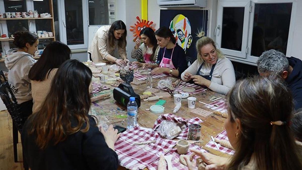 Gaziantep'te sanat atölyesi kuran kadın hem eğitim veriyor hem de istihdam sağlıyor