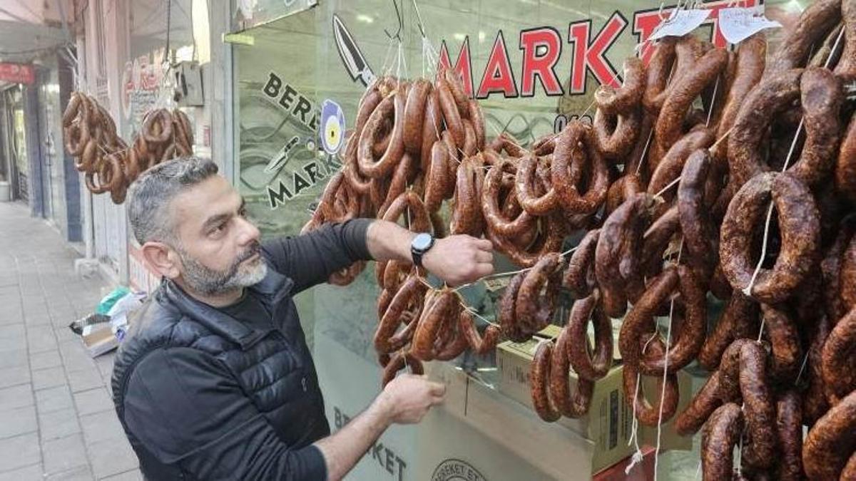 Bu sucuğu diğerlerinden ayıran özelliği soğanı! Siirt'in meşhur lezzeti Türkiye'nin her yerinde ilgi görüyor