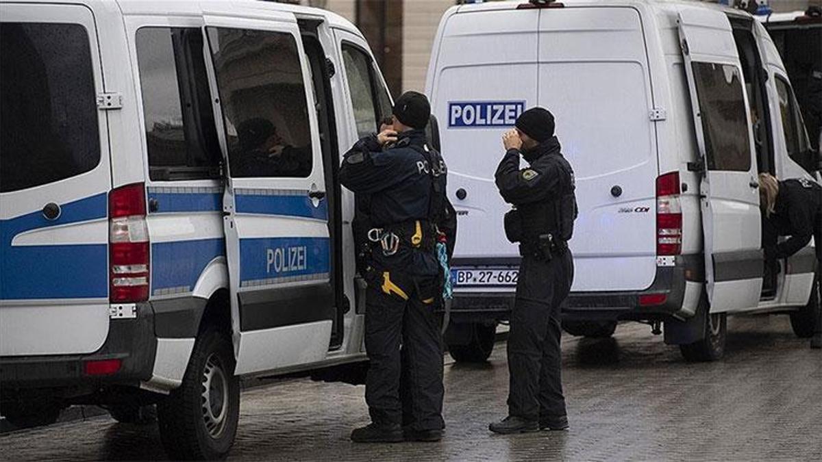 Almanya'da araç kalabalığın arasına daldı: Çok sayıda yaralı