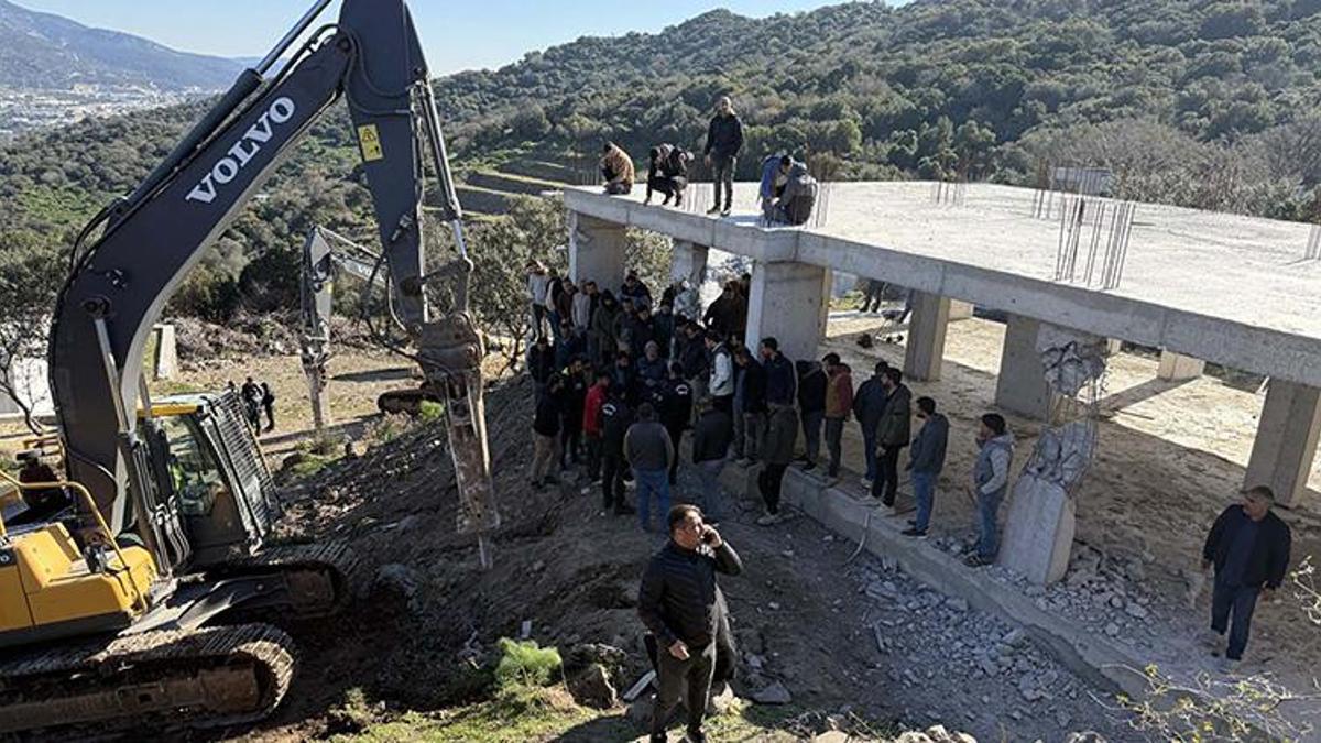 Bodrum'da kaçak yapılarda yıkım gerginliği! İnşaatın çatısına çıktılar