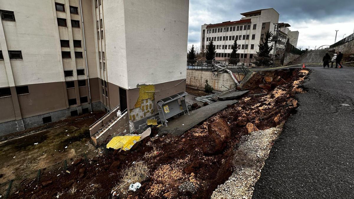 Okulun istinat duvarı çöktü, eğitime ara verildi