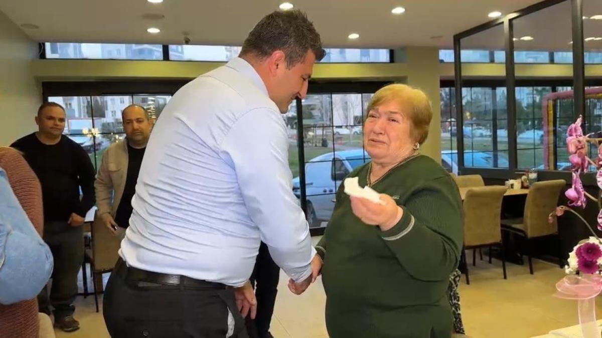 27 yıl sonra gelen sürpriz! Sosyal medya sayesinde öğretmenleriyle bir araya geldiler