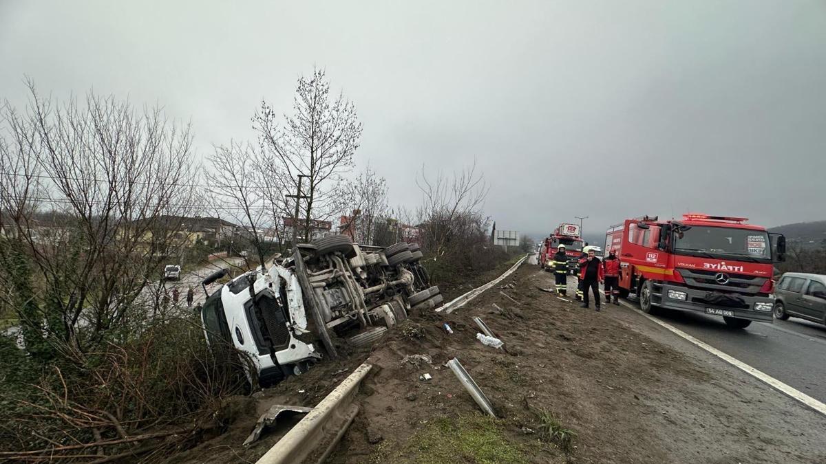 Otomobille çarpışan kamyon, şarampole devrildi: 3 yaralı