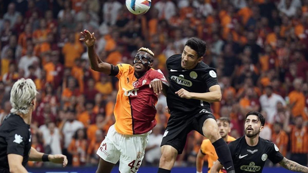 Galatasaray'a Osimhen'den derbi öncesi hayat öpücüğü