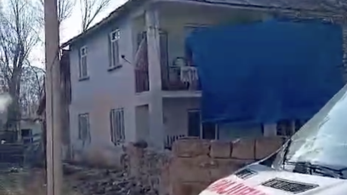 Elazığ’da çatı yangını söndürüldü; müdahale eden itfaiye personeli düştü