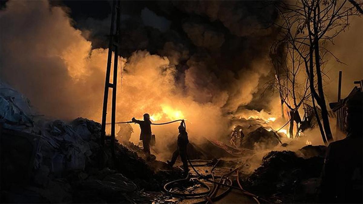 Avcılar’da geri dönüşüm tesisinde yangın! 6 saat sürdü, dronla görüntülendi