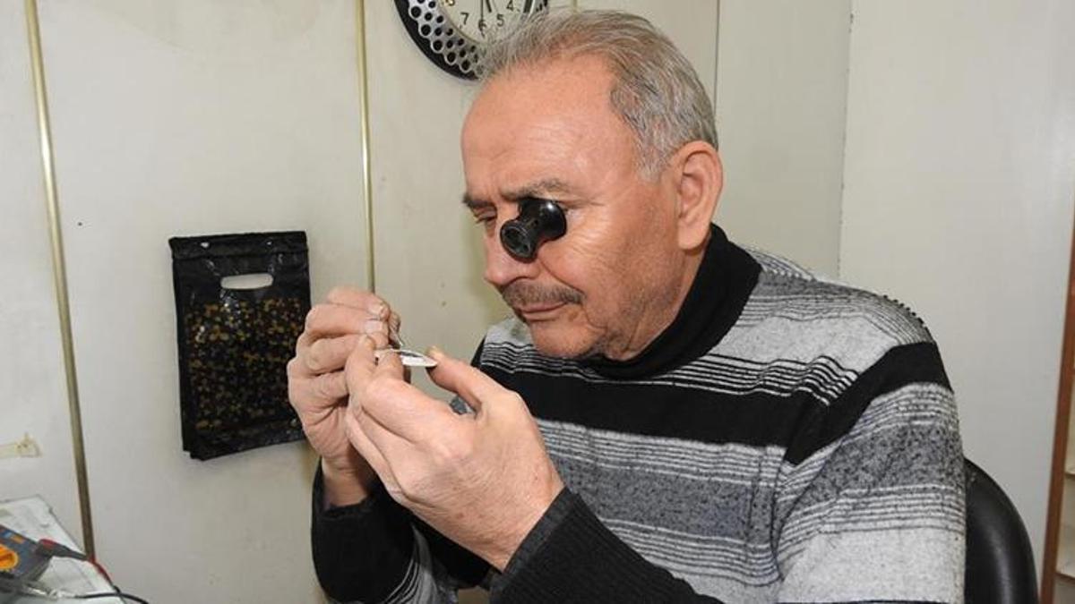 Saatler durdu, Dursun usta durmadı: Yarım asırdır aynı dükkanda saat tamir ediyor
