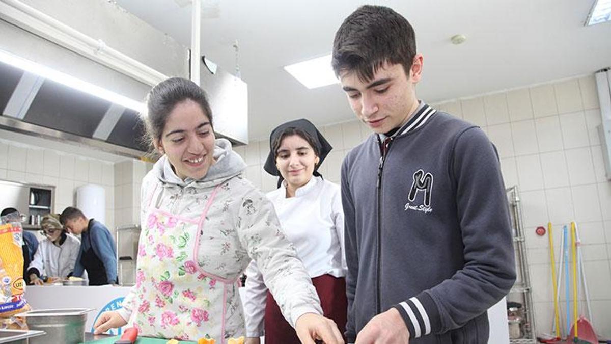 Bitlis'te özel ellerden özel kahvaltı: Zihinsel engelli gençler mutfakta harikalar yarattı