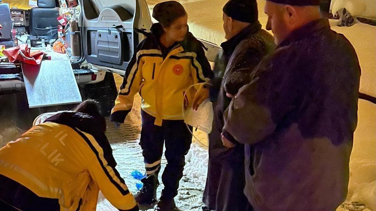 Karda mahsur kalan hastaya paletli ambulansla ulaştırıldı