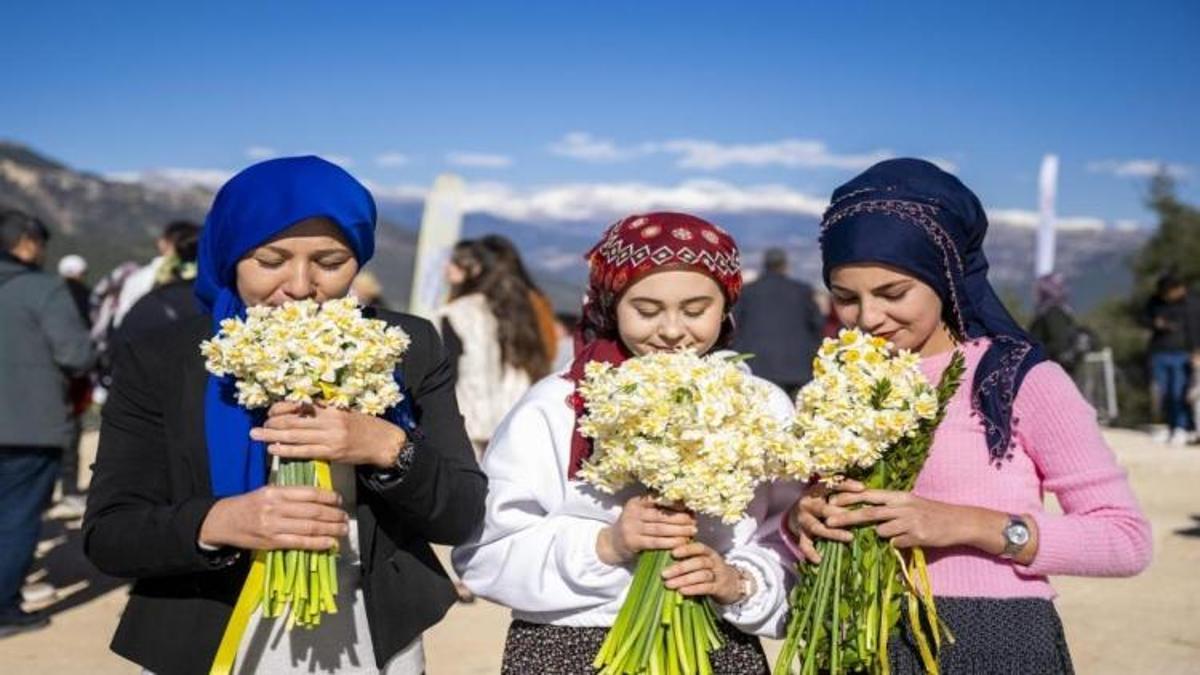 Mersin'de 'Nergis Şenliği' fotoğraf yarışmasının kazananları ödüllerini aldı