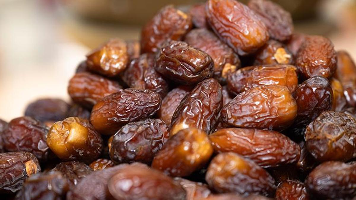 Ramazan ayı kapıya dayandı hurmalar tezgahları süslemeye başladı
