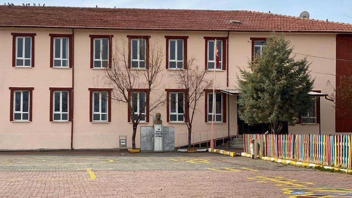 Okulda silahlı saldırıya uğrayan öğretmen yaralandı