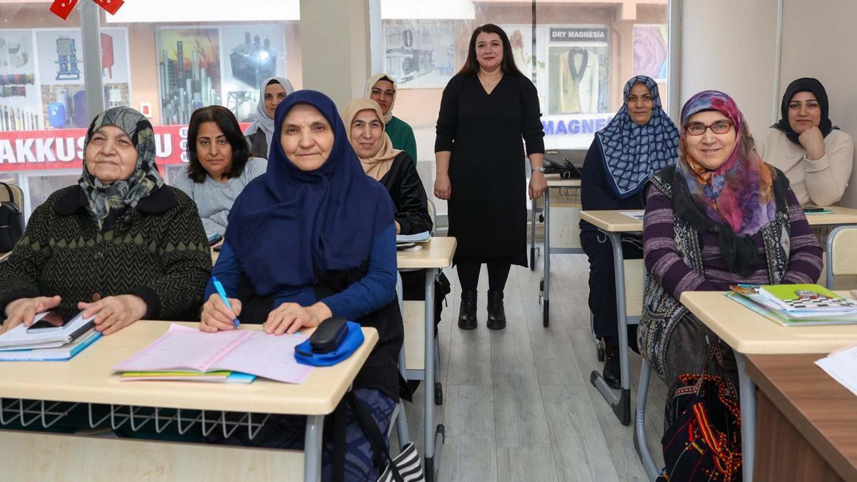 Yunusemre'de okuma-yazma kursları sürüyor