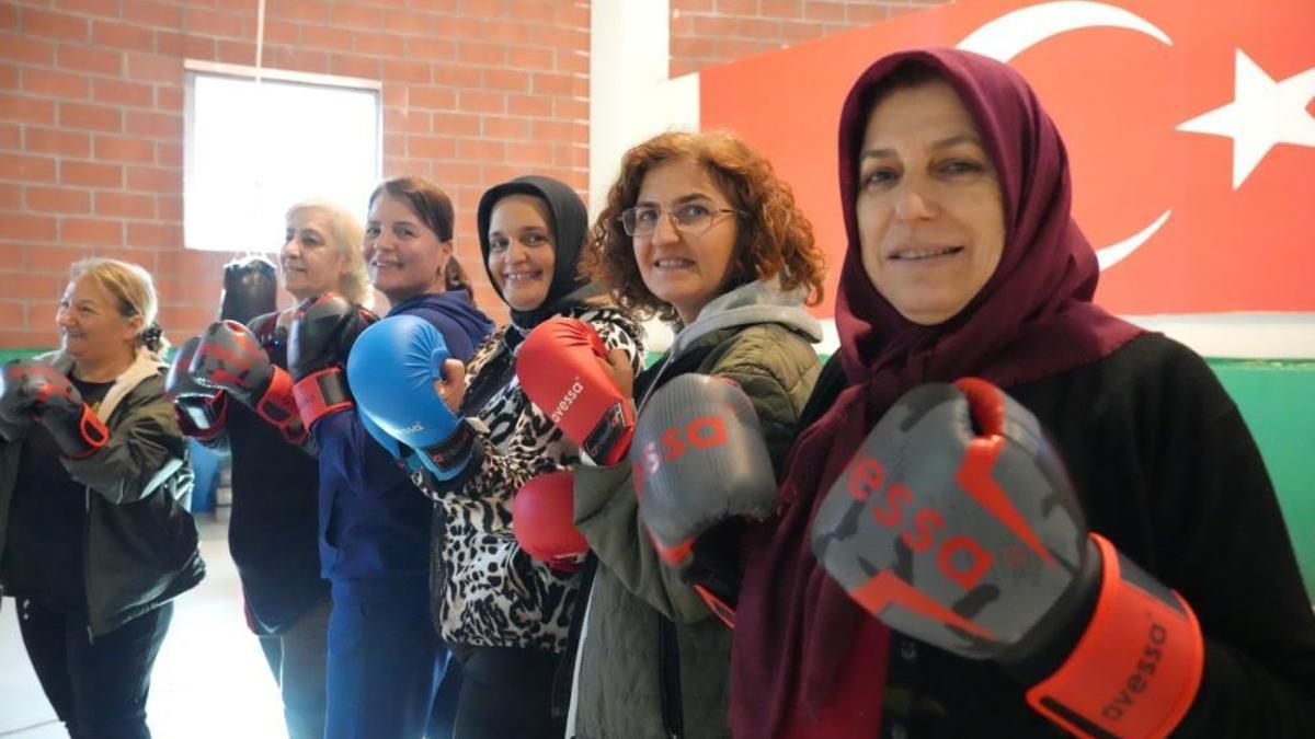 Çukurova'da kadınlar yakın savunma sporunu öğreniyor