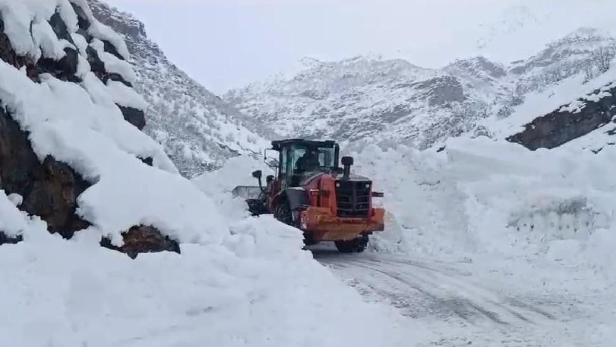 Şırnak'ta köy yoluna çığ düştü