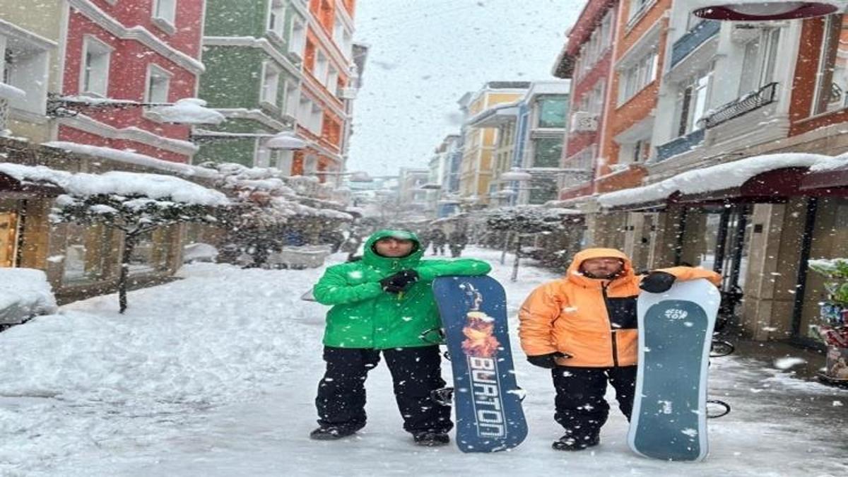 Ordu’da karla kaplı sokaklarda snowboard yaptılar