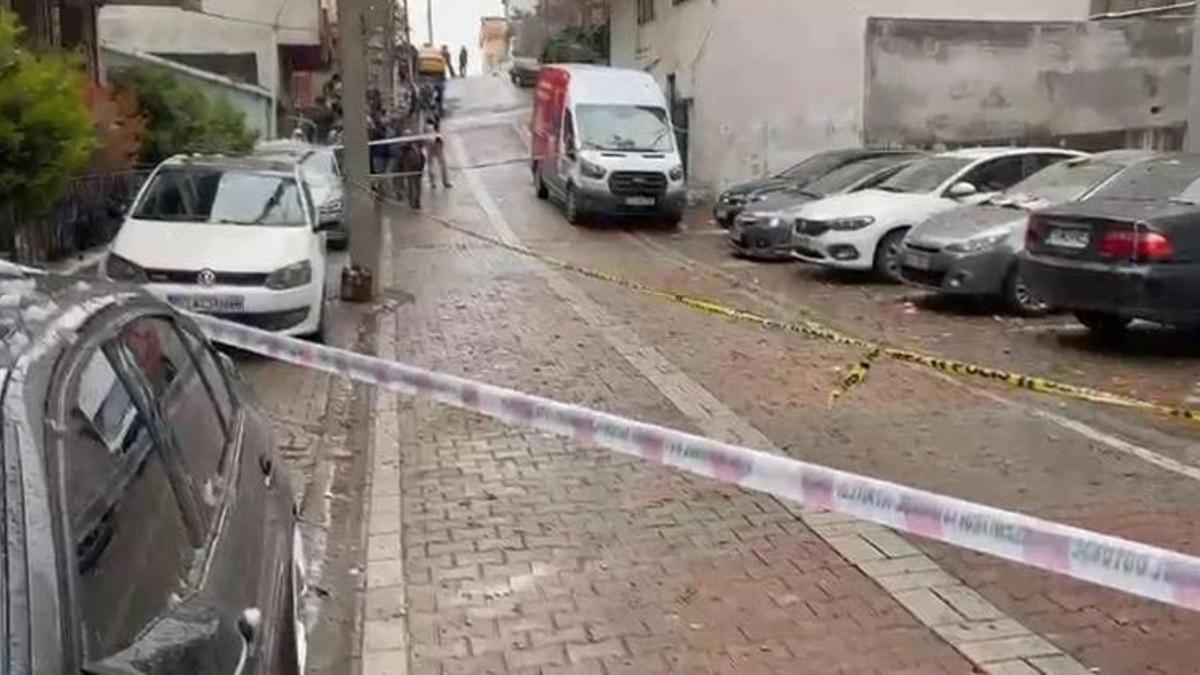 İstanbul'da korku dolu anlar! Binanın çatısına yıldırım düştü