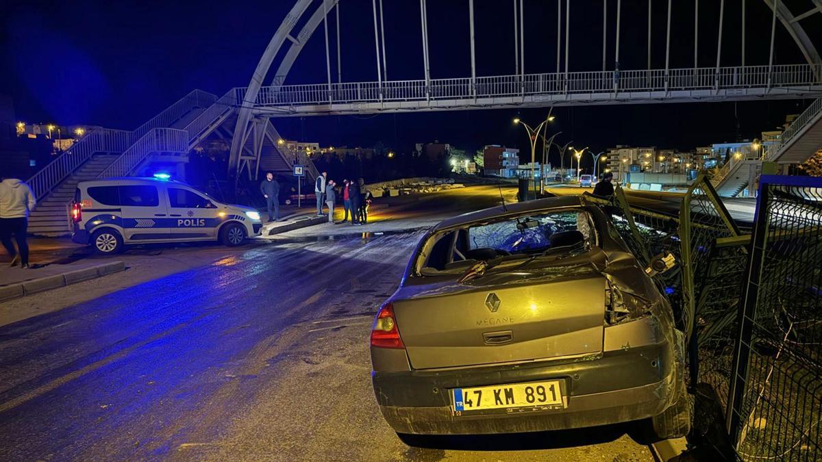 Derik'te otomobil refüje çıktı: 1 yaralı