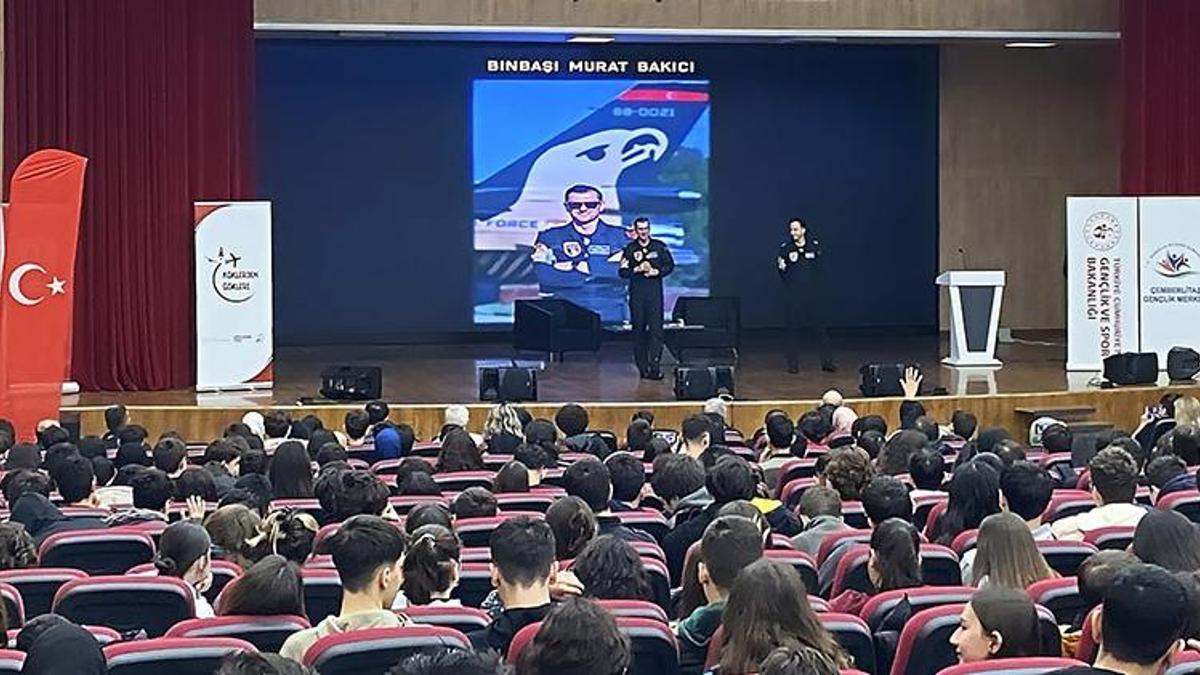 SOLOTÜRK pilotları İstanbul'da gençlerle buluştu
