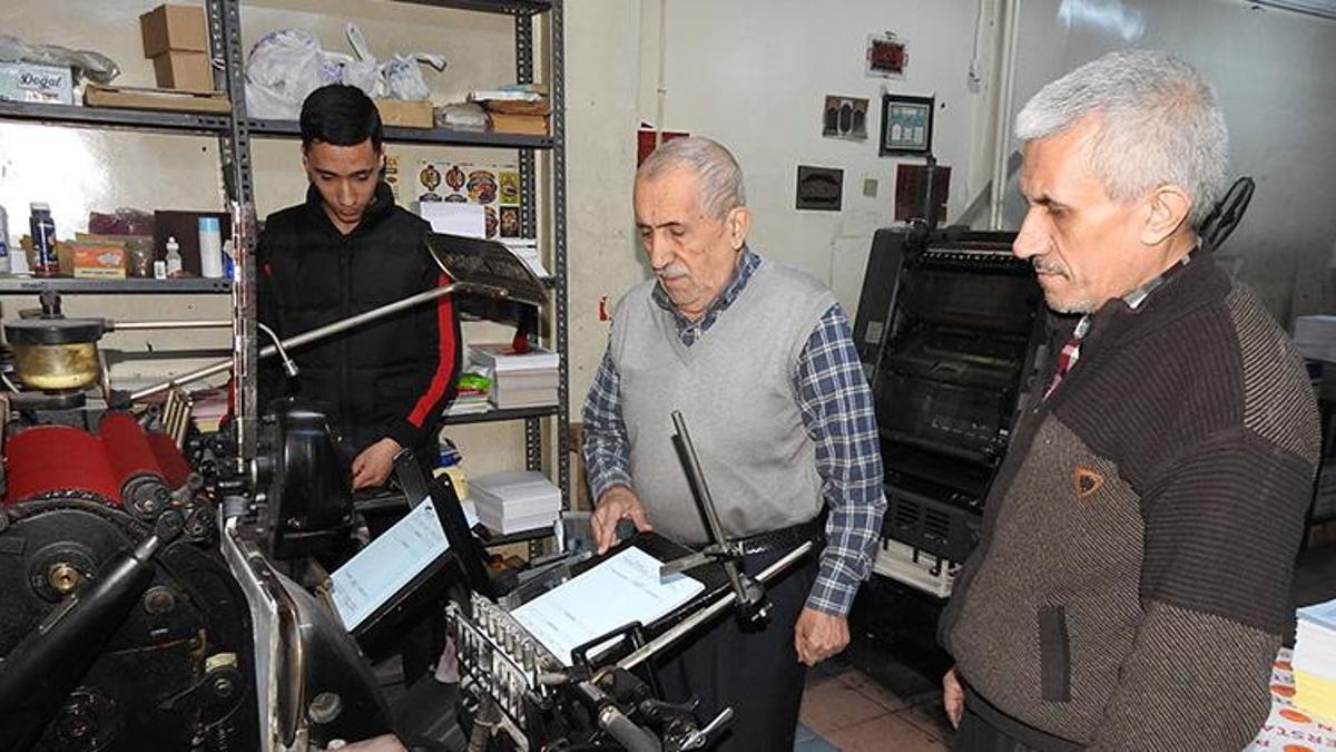 3 kuşak yan yana çalışıyor! Gaziantep'te baba ve oğlu dedenin açtığı yoldan gidiyor