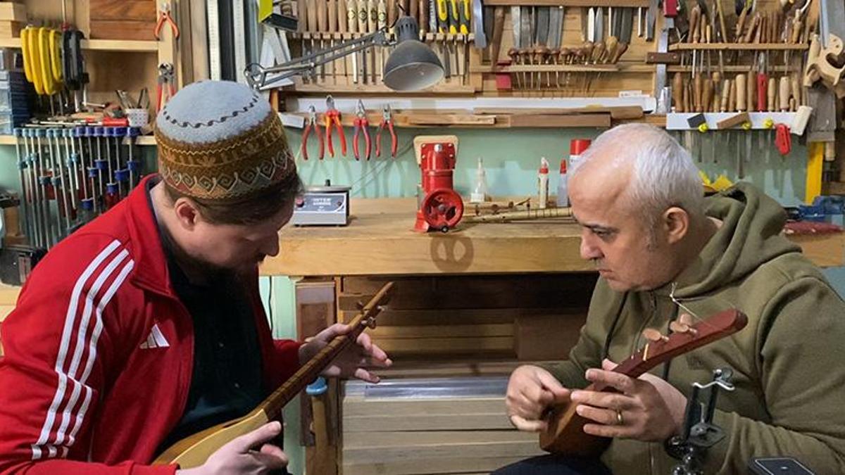 ABD vatandaşı gitar virtüözü, sosyal medyada gördüğü 3 telli sazı merak edip Keşan'a geldi