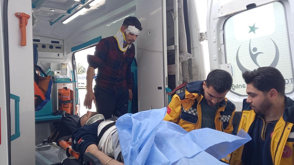 Kamyonet  şarampole devrildi; iki kardeş yaralandı