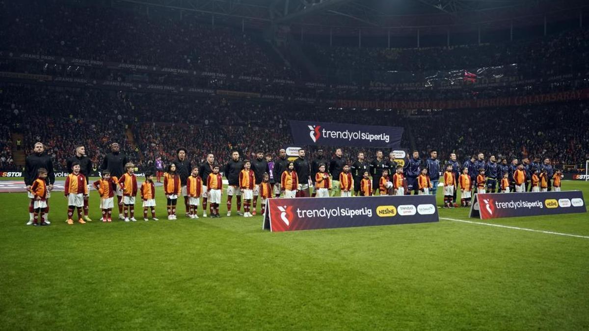 Derbi öncesi seremonide eşine az rastlanır görüntü!