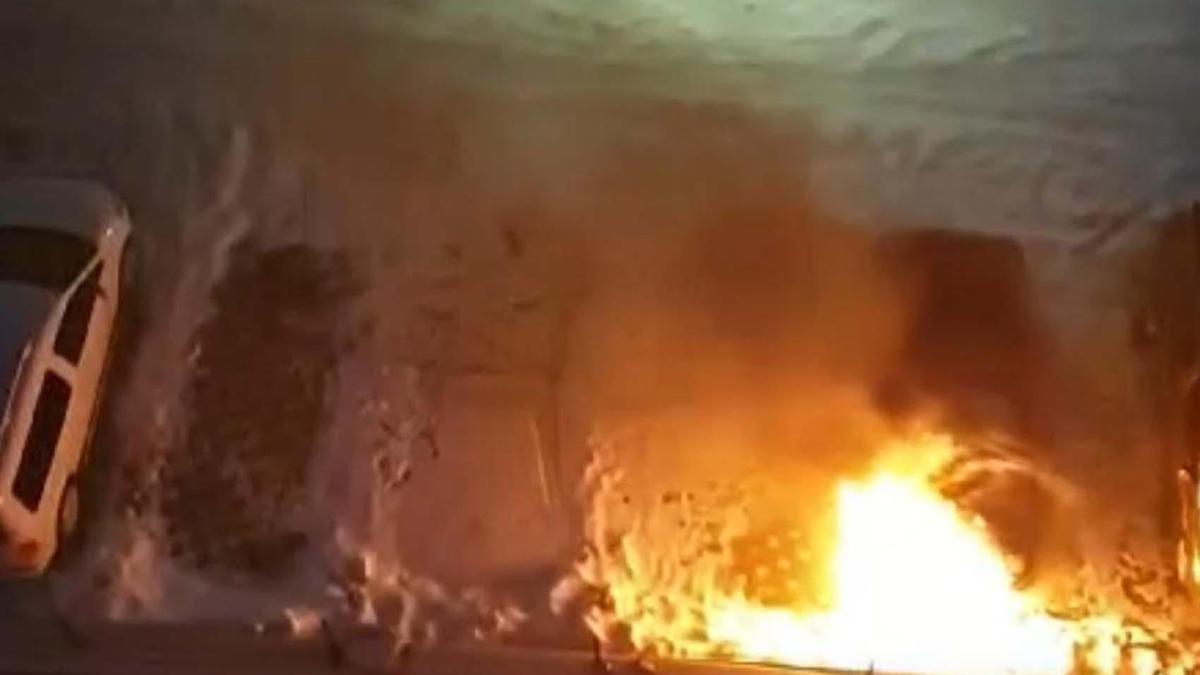 Nevşehir'de park halindeki otomobil yandı; o anlar kamerada