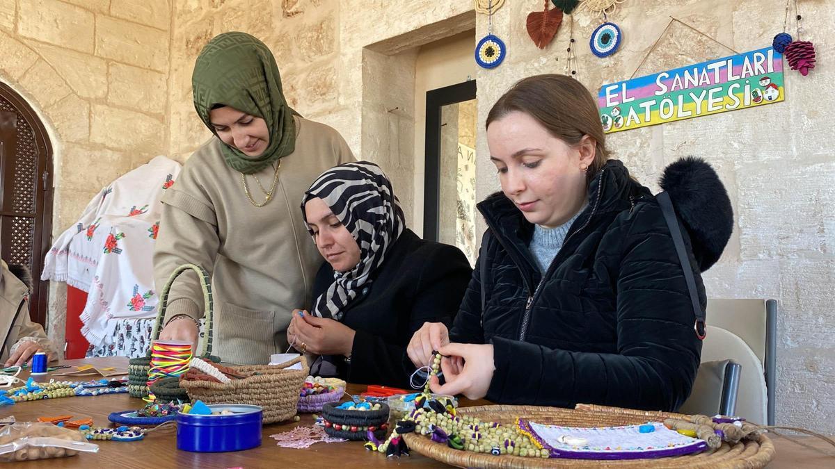 Midyat’ta kadınlar, geri dönüşüm atıklarını üzerlik süslerine dönüştürüyor