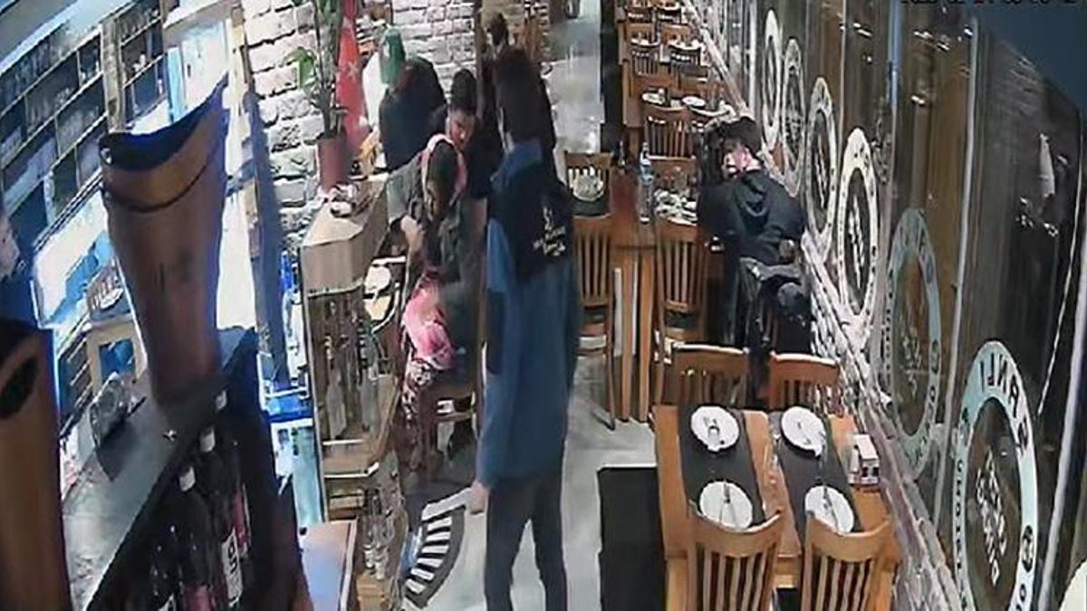 Garson İngiliz turisti heimlich manevrası yaparak kurtardı!