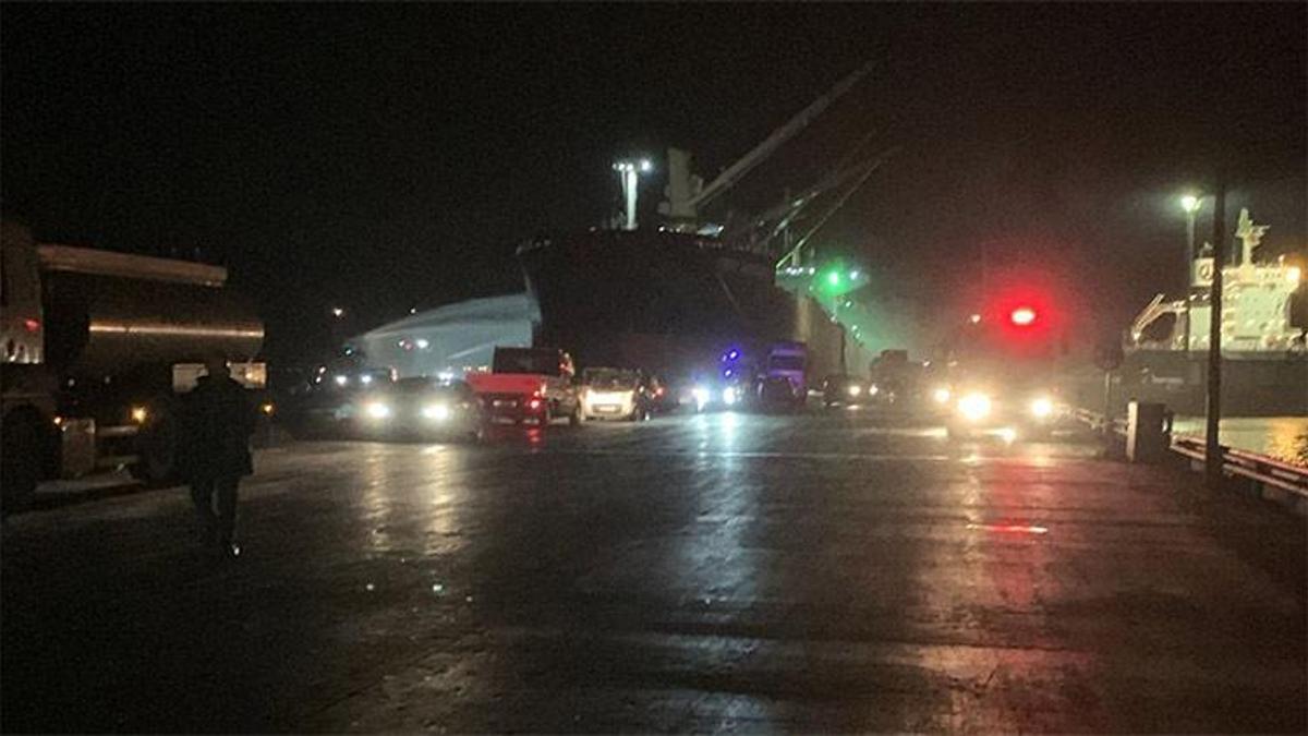Adana'da limanda korkutan gemi yangını!