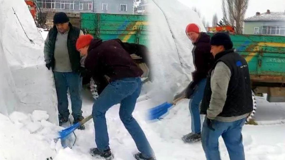 Belçikalı gezgin Kayseri'de misafir olduğu evde kar temizledi