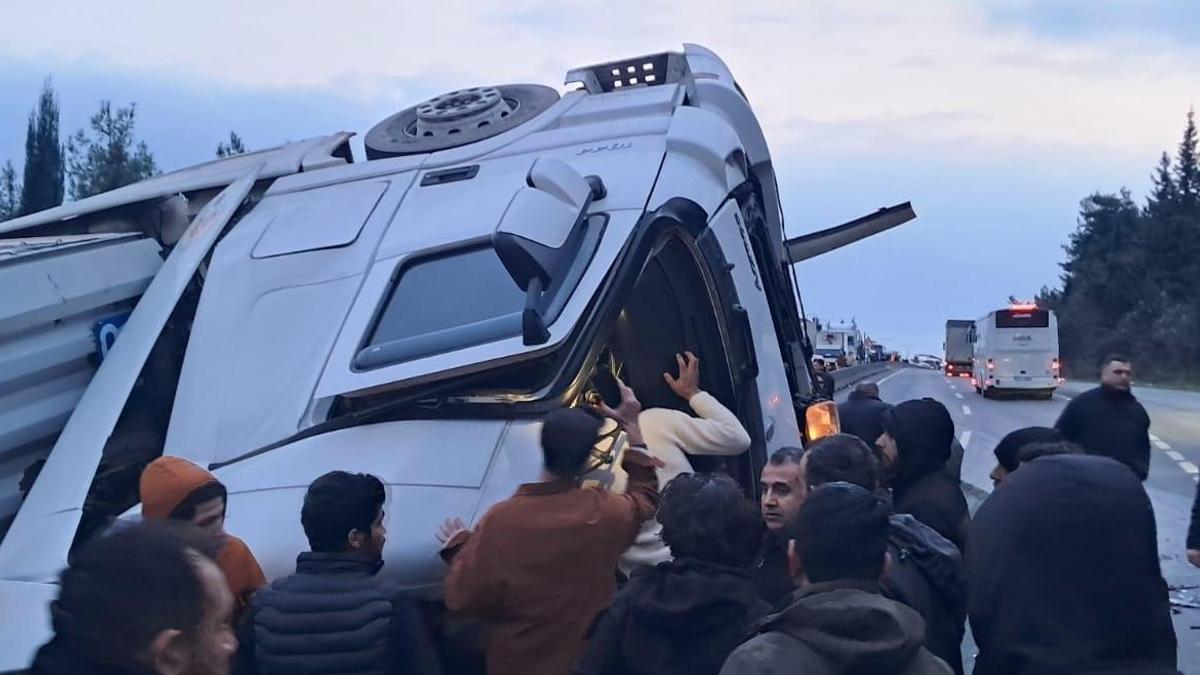TIR devrildi, yol trafiğe kapandı