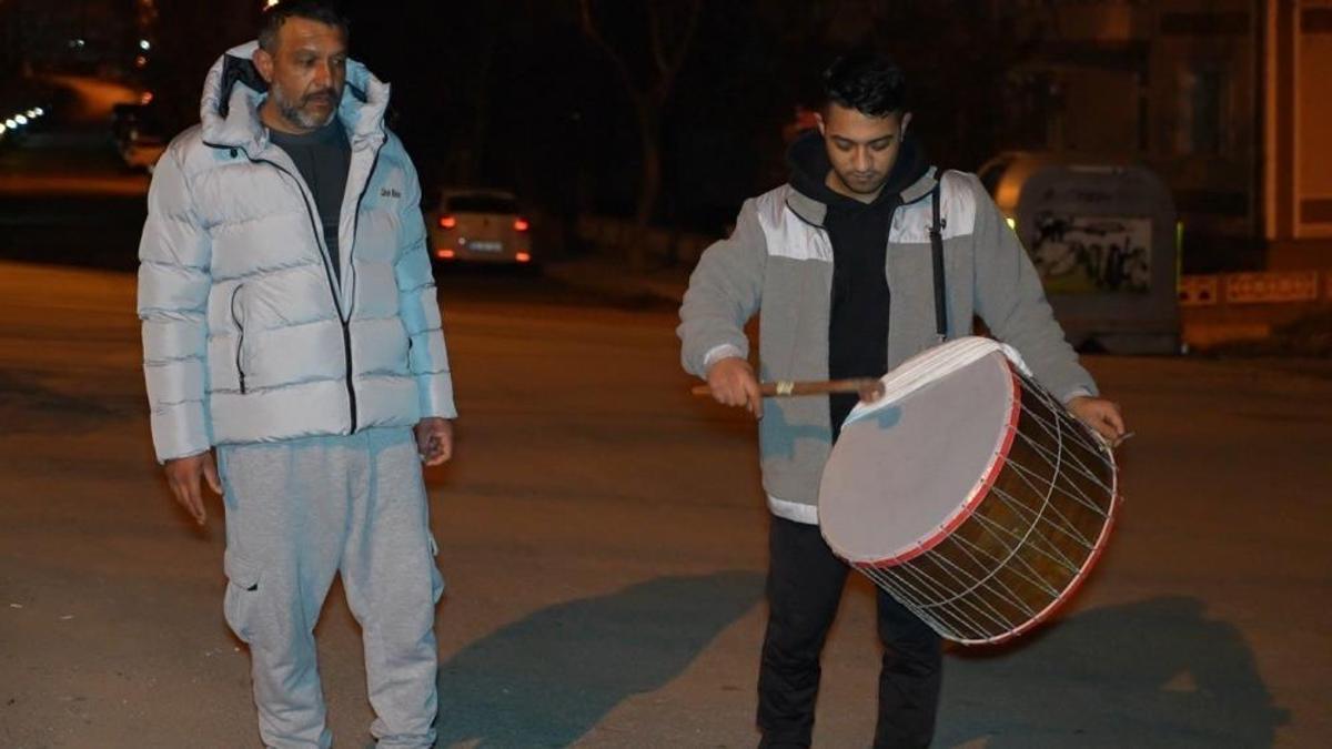 Edirne'de ramazan davulcuları ilk mesaisinde: Baba - oğlu vatandaşları manilerle uyandırdı