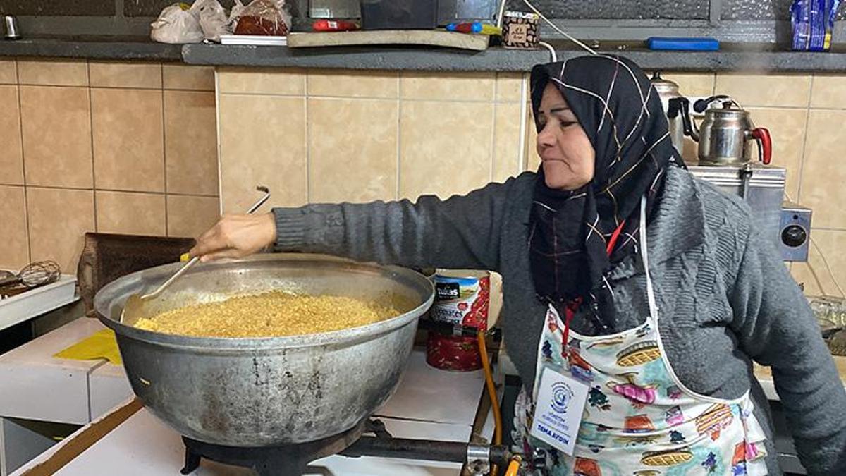 Konya'da emekli öğretmenden örnek davranış! Aşevinde ihtiyaç sahiplerine yemek yapıyor