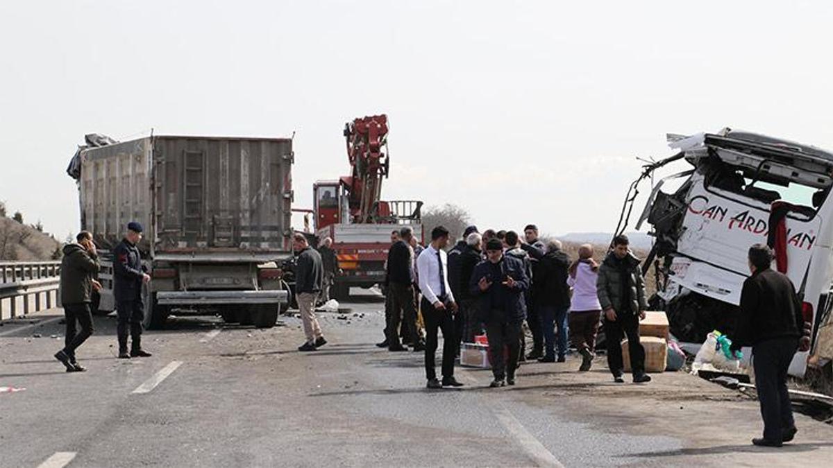 Bilecik’te TIR, yolcu otobüsüne çarptı! Yaralılar var