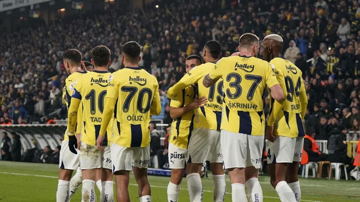Fenerbahçe, Antalyaspor'u rahat geçti! Puan farkını 4'e düşürdü
