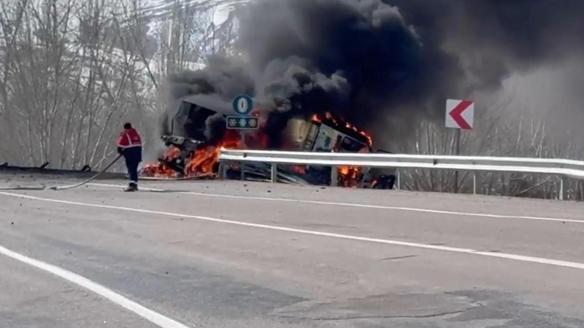 TIR devrildi, üzerindeki iş makinesi alev aldı; 3 yaralı